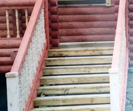 Входная деревянная лестницы в дом