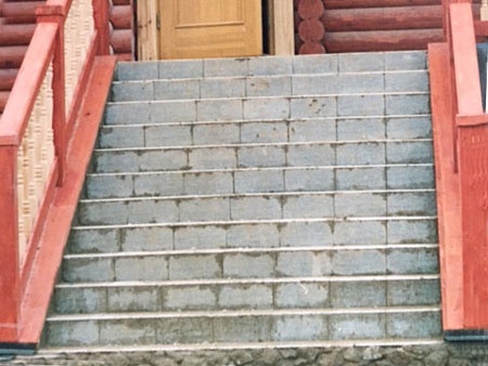 Входная каменная лестницы в дом